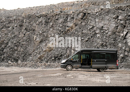 Oktober 2017 - Schwarz Minibus für Gäste Transport in die Tiefen der Steinbruch benutzt angestellt, Stockfoto