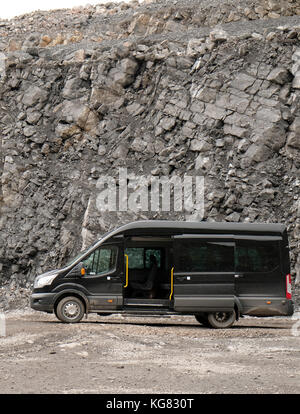 Oktober 2017 - Schwarz Minibus für Gäste Transport in die Tiefen der Steinbruch benutzt angestellt, Stockfoto