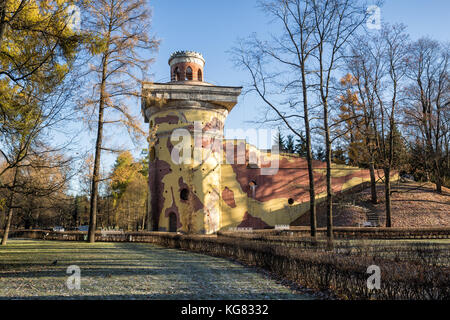 Saint-Petersburg, Russland - November 02, 2017: Turm Ruine in Catherine Park in Zarskoje Selo, St. Petersburg, Russland Stockfoto