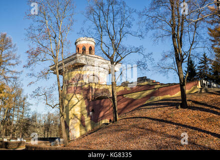 Saint-Petersburg, Russland - November 02, 2017: Turm Ruine in Catherine Park in Zarskoje Selo, St. Petersburg, Russland Stockfoto