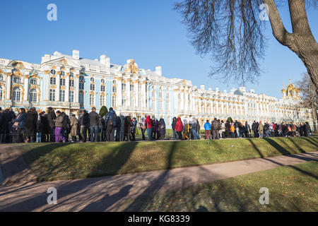 Saint-Petersburg, Russland - November 02, 2017: Masse der Leute Schlange stehen im Museum von Catherine Palace in Zarskoje Selo Stockfoto