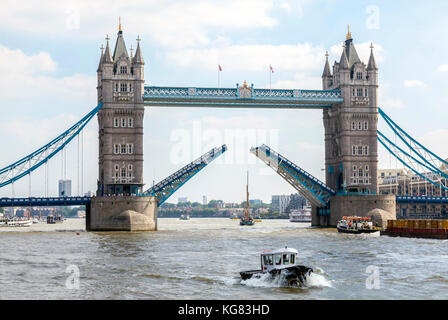 Die Tower Bridge öffnet für große Yacht zu durchlaufen. Stockfoto