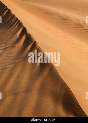 Wüstensand Muster für Hintergrund, diagonale Linie, Farben und Schatten, vertikale Rahmen Stockfoto