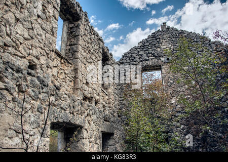 Montenegro - ein Blick in den Ruinen von einem traditionellen alten montenegrinischen Steinhaus Stockfoto