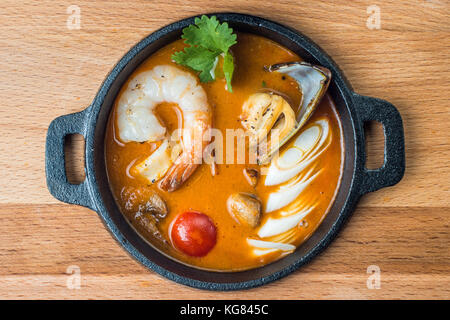 Tom Yam kong oder Tom Yum, Tom Yam ist ein würzig klare Suppe typische in Thailand und Nr. 1 thailändisches Gericht Küche. Tom Yam kong auf Holztisch. thailändisches Essen. Stockfoto