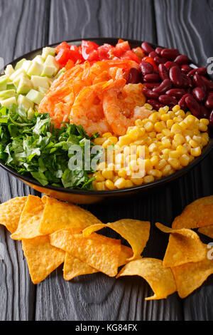 Mexikanisches Essen: burrito Schüssel mit Garnelen und Gemüse close-up auf dem Tisch. Vertikale Stockfoto