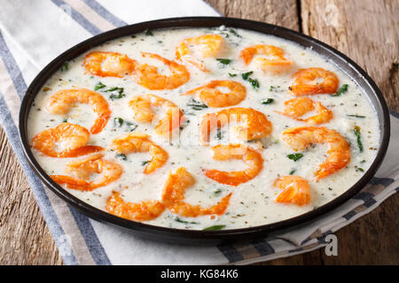 Garnelen mit Spinat und Gewürze in cremige Käse sauce Close-up auf einem Teller auf dem Tisch. Horizontale Stockfoto