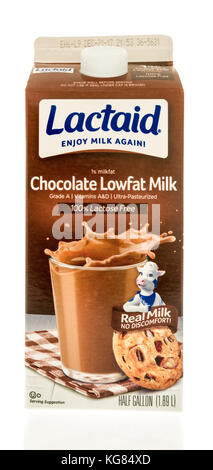 Winneconne, WI - 31. Oktober 2017: Ein Karton Lactaid-Schokoladenmilch auf einem isolierten Hintergrund. Stockfoto