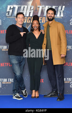 (Von links nach rechts) Jason Isaacs, Sonequa Martin-Green und Shazad Latif bei einer Star Trek: Discovery Fanvorführung im Millbank Tower in London. Stockfoto