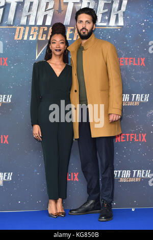 Sonequa Martin-Green und Shazad Latif bei einer Star Trek: Discovery Fanvorführung im Millbank Tower in London. Stockfoto