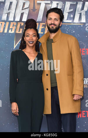 Sonequa Martin-Green und Shazad Latif bei einer Star Trek: Discovery Fan-Vorführung im Milbank Tower in London. DRÜCKEN SIE VERBANDSFOTO. Bilddatum: Sonntag, 5. November 2017. Bildnachweis sollte lauten: Matt Crossick/PA Wire. Stockfoto