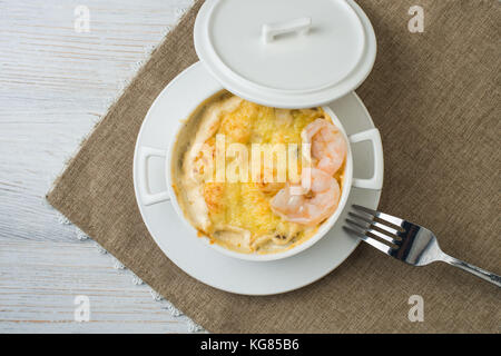 Julienne von Meeresfrüchten, weißer Hintergrund, Menü Konzept. Julienne mit Meeresfrüchten Stockfoto