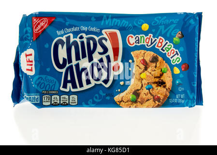 Winneconne, WI - 31. Oktober 2017: Ein Paket von Chips Ahoy mit Süßigkeiten Blasten auf einem isolierten Hintergrund. Stockfoto