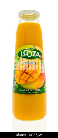 Winneconne, WI - 31. Oktober 2017: Eine Flasche Looza Mangosaft auf einem isolierten Hintergrund. Stockfoto