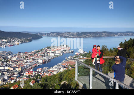 Touristen nehmen Fotografien in der Aussichtspunkt am Mount Floyen über Bergen, Norwegen Stockfoto