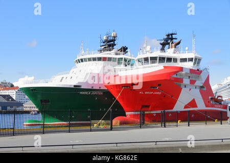 Offshore-versorgungsschiffen, Havila Jupiter und KL Brofjord angedockt Hafen in Bergen, Norwegen Stockfoto