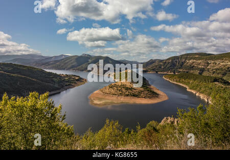 Bewölkten Tag Blick auf die Mäander des Flusses Arda, Bulgarien Stockfoto