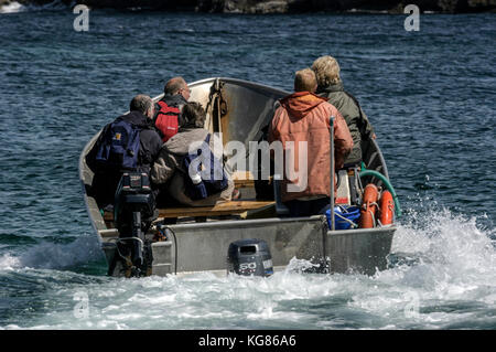 Eine kleine Gruppe von Touristen an Bord eines High-speed Motor starten Insel von tabatt an der Nordwestküste von Schottland zu handa, Großbritannien. Die Insel ist Stockfoto