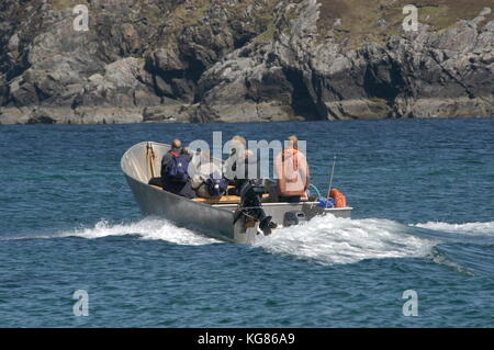 Eine kleine Gruppe von Touristen an Bord eines High-speed Motor starten Insel von tabatt an der Nordwestküste von Schottland zu handa, Großbritannien. Die Insel ist Stockfoto