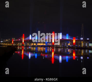 Lichter von Pearl Harbor Memorial Bridge in New Haven, Connecticut spiegeln sich in der Quinnipiac Fluss auf Pearl Harbor Tag 2016. Stockfoto