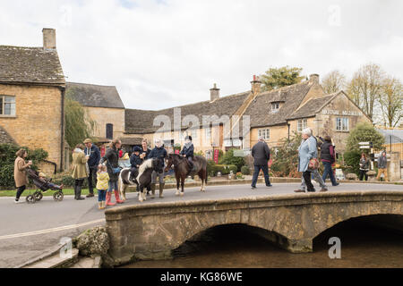 Bourton auf dem Wasser - eine beliebte und ziemlich Cotswold Village, England, Großbritannien Stockfoto