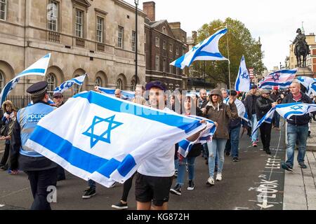 London, Großbritannien, 4. Nov 2017. Pro-Israel protestersshow ihre Opposition gegen die Gerechtigkeit Jetzt - es Recht für Palästina auf das 100-jährige Jubiläum der Balfour Deklaration und die Errichtung des Jüdischen Staates. Photo Credit: Claire Doherty/Alamy leben Nachrichten Stockfoto