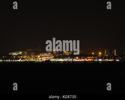 Sheerness, Kent, Großbritannien. 4 Nov, 2017. Die hellen Lichter von Southend On Sea, Essex, wie von Sheerness an einem bewölkten Abend gesehen. Credit: James Bell/Alamy leben Nachrichten Stockfoto