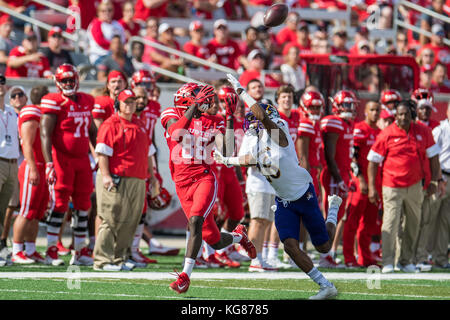 Houston, TX, USA. 4 Nov, 2017. Houston Cougars wide receiver Steven Dunbar (88) macht eine Verriegelung während durch East Carolina Pirates Defensive zurück Colby Gore (26) Während des 1. Quartals ein NCAA Football Spiel zwischen der East Carolina Pirates und der Universität von Houston Cougars bei tdecu Stadion in Houston, TX verteidigt zu werden. Trask Smith/CSM/Alamy leben Nachrichten Stockfoto