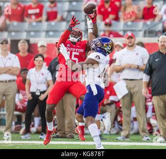 Houston, TX, USA. 4 Nov, 2017. Houston Cougars wide receiver Linell Bonner (15) macht eine Verriegelung während durch East Carolina Pirates Defensive zurück Devon Sutton (42) Während des 1. Quartals ein NCAA Football Spiel zwischen der East Carolina Pirates und der Universität von Houston Cougars bei tdecu Stadion in Houston, TX verteidigt zu werden. Trask Smith/CSM/Alamy leben Nachrichten Stockfoto