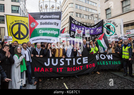 London, Großbritannien. 4. November 2017. In einer nationalen Rallye organisiert durch die palästinensische Kampagne der Solidarität tausende im Zentrum Londons marschierten Gerechtigkeit für die Palästinenser zu verlangen. David Rowe/Alamy leben Nachrichten Stockfoto