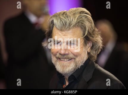 Bergsteiger Reinhold Messner posiert mit Falke Attila beim 36. Deutschen Sportpresseball („36. Deutscher Sportpresseball“) an der Alten Oper Frankfurt am Main, 4. November 2017. Messner erhält später den Preis „Legend of Sports“. Foto: Frank Rumpenhorst/dpa Stockfoto