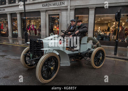 London, Großbritannien. 04 Nov, 2017. Einen Oldtimer Eintrag für die London nach Brighton fahren versucht, Zugriff auf die Regent Street Motor Show zu gewinnen aber kommt in eine Sackgasse. London, 04. Nov 2017. Credit: Guy Bell/Alamy leben Nachrichten Stockfoto