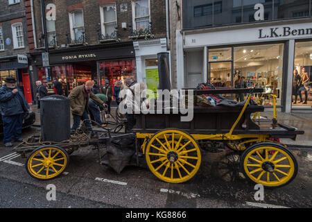 London, Großbritannien. 04 Nov, 2017. Oldtimer aus einer aktuellen Bonhams Verkauf sind für den Transport in Southampton zum Versand an Ihre Kunden vorbereitet. London, 04. Nov 2017. Credit: Guy Bell/Alamy leben Nachrichten Stockfoto