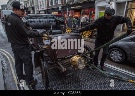 London, Großbritannien. 04 Nov, 2017. Oldtimer aus einer aktuellen Bonhams Verkauf sind für den Transport in Southampton zum Versand an Ihre Kunden vorbereitet. London, 04. Nov 2017. Credit: Guy Bell/Alamy leben Nachrichten Stockfoto