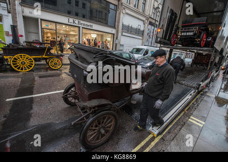 London, Großbritannien. 04 Nov, 2017. Oldtimer aus einer aktuellen Bonhams Verkauf sind für den Transport in Southampton zum Versand an Ihre Kunden vorbereitet. London, 04. Nov 2017. Credit: Guy Bell/Alamy leben Nachrichten Stockfoto