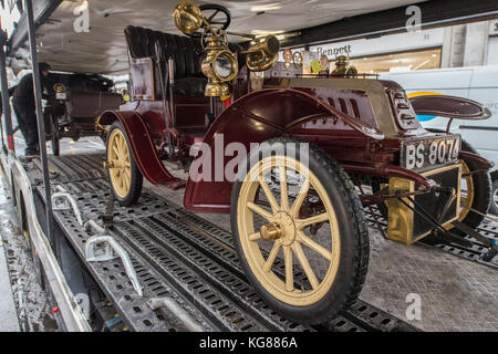 London, Großbritannien. 04 Nov, 2017. Oldtimer aus einer aktuellen Bonhams Verkauf sind für den Transport in Southampton zum Versand an Ihre Kunden vorbereitet. London, 04. Nov 2017. Credit: Guy Bell/Alamy leben Nachrichten Stockfoto