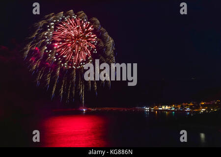 Lyme Regis, Dorset, Großbritannien. 4. November 2017. Ein spektakuläres Feuerwerk in Lyme Regis von Charmouth gesehen. Die Feuerwerke werden in einem sicheren Abstand zu den historischen Cobb Hafen ins Leben gerufen. Photo Credit: Graham Jagd-/Alamy leben Nachrichten Stockfoto