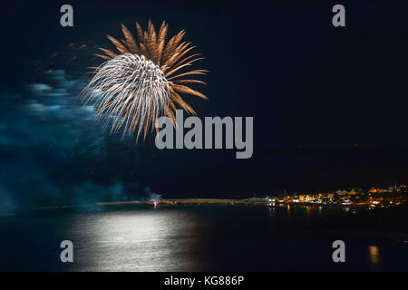 Lyme Regis, Dorset, Großbritannien. 4. November 2017. Ein spektakuläres Feuerwerk in Lyme Regis von Charmouth gesehen. Die Feuerwerke werden in einem sicheren Abstand zu den historischen Cobb Hafen ins Leben gerufen. Photo Credit: Graham Jagd-/Alamy leben Nachrichten Stockfoto