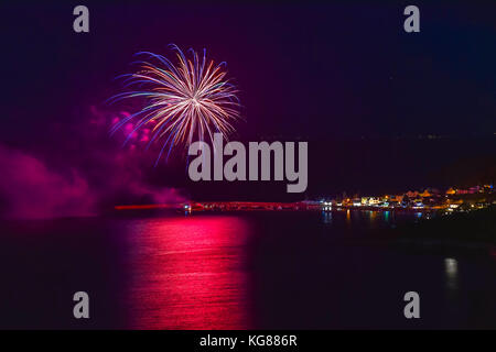 Lyme Regis, Dorset, Großbritannien. 4. November 2017. Ein spektakuläres Feuerwerk in Lyme Regis von Charmouth gesehen. Die Feuerwerke werden in einem sicheren Abstand zu den historischen Cobb Hafen ins Leben gerufen. Photo Credit: Graham Jagd-/Alamy leben Nachrichten Stockfoto