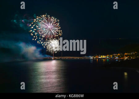 Lyme Regis, Dorset, Großbritannien. 4. November 2017. Ein spektakuläres Feuerwerk in Lyme Regis von Charmouth gesehen. Die Feuerwerke werden in einem sicheren Abstand zu den historischen Cobb Hafen ins Leben gerufen. Photo Credit: Graham Jagd-/Alamy leben Nachrichten Stockfoto