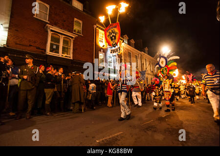 Lewes, Großbritannien. 4 Nov, 2017. Lewes Lagerfeuer Nacht feiern. Die jährliche 5. November feiern in Lewes, East Sussex, sind die größten Bonfire Night feiern in der Welt. Diese Jahre feiern fallen am Samstag, den 4. November. Credit: Francesca Moore/Alamy leben Nachrichten Stockfoto