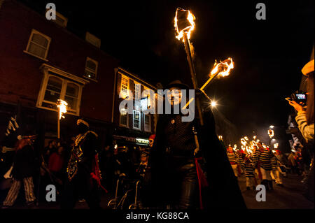 Lewes, Großbritannien. 4 Nov, 2017. Lewes Lagerfeuer Nacht feiern. Die jährliche 5. November feiern in Lewes, East Sussex, sind die größten Bonfire Night feiern in der Welt. Diese Jahre feiern fallen am Samstag, den 4. November. Credit: Francesca Moore/Alamy leben Nachrichten Stockfoto