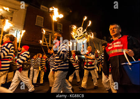 Lewes, Großbritannien. 4 Nov, 2017. Lewes Lagerfeuer Nacht feiern. Die jährliche 5. November feiern in Lewes, East Sussex, sind die größten Bonfire Night feiern in der Welt. Diese Jahre feiern fallen am Samstag, den 4. November. Credit: Francesca Moore/Alamy leben Nachrichten Stockfoto