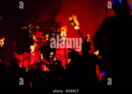 Lewes, Großbritannien. 4 Nov, 2017. Lewes Lagerfeuer Nacht feiern. Die jährliche 5. November feiern in Lewes, East Sussex, sind die größten Bonfire Night feiern in der Welt. Diese Jahre feiern fallen am Samstag, den 4. November. Credit: Francesca Moore/Alamy leben Nachrichten Stockfoto