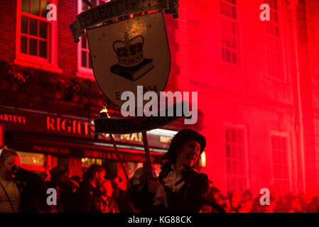 Lewes, Großbritannien. 4 Nov, 2017. Lewes Lagerfeuer Nacht feiern. Die jährliche 5. November feiern in Lewes, East Sussex, sind die größten Bonfire Night feiern in der Welt. Diese Jahre feiern fallen am Samstag, den 4. November. Credit: Francesca Moore/Alamy leben Nachrichten Stockfoto
