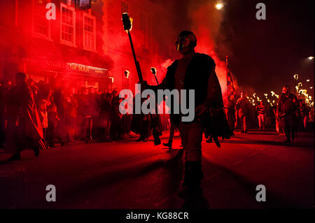 Lewes, Großbritannien. 4 Nov, 2017. Lewes Lagerfeuer Nacht feiern. Die jährliche 5. November feiern in Lewes, East Sussex, sind die größten Bonfire Night feiern in der Welt. Diese Jahre feiern fallen am Samstag, den 4. November. Credit: Francesca Moore/Alamy leben Nachrichten Stockfoto