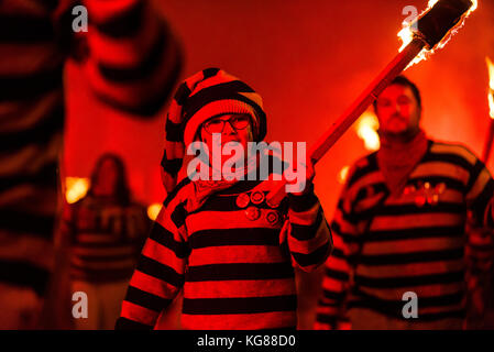 Lewes, Großbritannien. 4 Nov, 2017. Lewes Lagerfeuer Nacht feiern. Die jährliche 5. November feiern in Lewes, East Sussex, sind die größten Bonfire Night feiern in der Welt. Diese Jahre feiern fallen am Samstag, den 4. November. Credit: Francesca Moore/Alamy leben Nachrichten Stockfoto