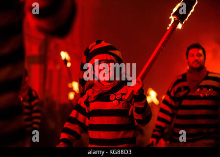 Lewes, Großbritannien. 4 Nov, 2017. Lewes Lagerfeuer Nacht feiern. Die jährliche 5. November feiern in Lewes, East Sussex, sind die größten Bonfire Night feiern in der Welt. Diese Jahre feiern fallen am Samstag, den 4. November. Credit: Francesca Moore/Alamy leben Nachrichten Stockfoto