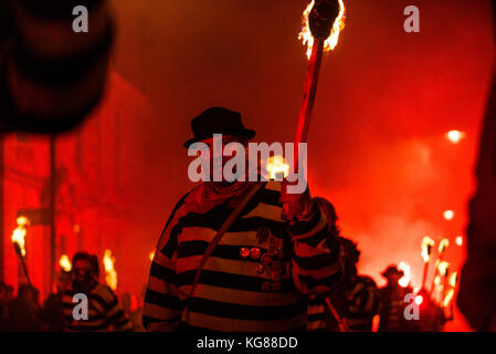 Lewes, Großbritannien. 4 Nov, 2017. Lewes Lagerfeuer Nacht feiern. Die jährliche 5. November feiern in Lewes, East Sussex, sind die größten Bonfire Night feiern in der Welt. Diese Jahre feiern fallen am Samstag, den 4. November. Credit: Francesca Moore/Alamy leben Nachrichten Stockfoto