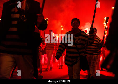 Lewes, Großbritannien. 4 Nov, 2017. Lewes Lagerfeuer Nacht feiern. Die jährliche 5. November feiern in Lewes, East Sussex, sind die größten Bonfire Night feiern in der Welt. Diese Jahre feiern fallen am Samstag, den 4. November. Credit: Francesca Moore/Alamy leben Nachrichten Stockfoto